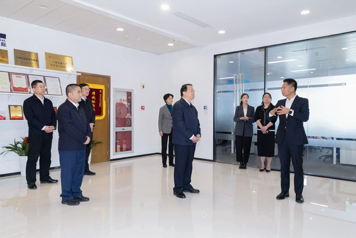 上海市长龚正一行察看AI知名人力资源服务公司evo真人视讯国际的AI赋能人力资源数据动态分析平台
