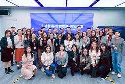 走进标杆现场，共探AI转型——evo真人视讯国际携手企业高管参访埃森哲智能运营中心